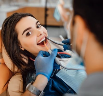 Dentista con instrumentos dentales y un paciente